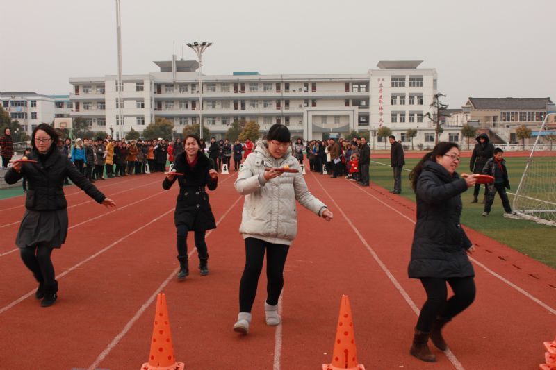 我校举办“魅力女性 快乐巾帼”趣味运动会